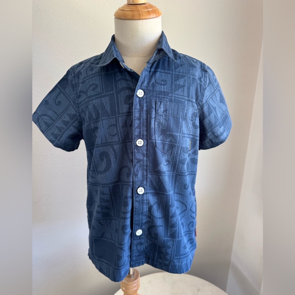 Quicksilver Little boys Blue Polynesian/Hawaiian short sleeve shirt size 4.